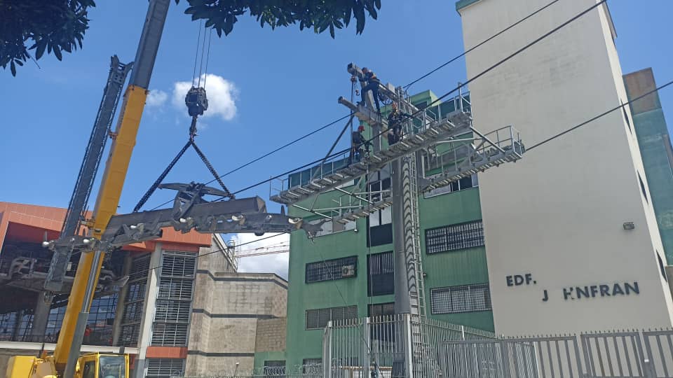 metro_caracas's tweet photo. #ElMetroRenace La clase trabajadora del @metro_caracas no se detiene y ejecuta las complejas labores de mantenimiento mayor a la torre 1 del  #MetroCable Mariche.

#ElMetroSeMueveContigo
@NicolasMaduro 
@delcyrodriguezv 
@rvaraguayan
@duboulayperozo 
@EdisonB25 
@sitramecaoficia https://t.co/wKaXb1Elk2