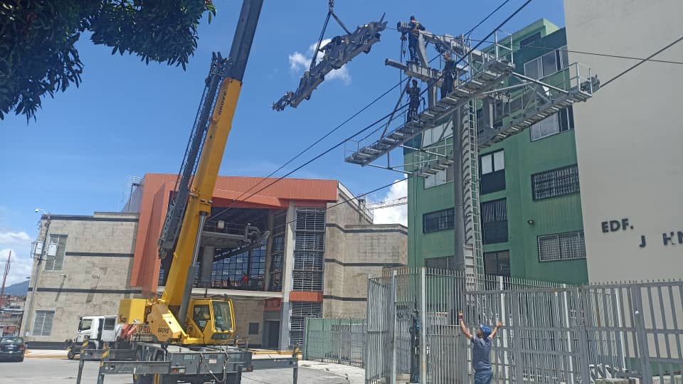 metro_caracas's tweet photo. #ElMetroRenace La clase trabajadora del @metro_caracas no se detiene y ejecuta las complejas labores de mantenimiento mayor a la torre 1 del  #MetroCable Mariche.

#ElMetroSeMueveContigo
@NicolasMaduro 
@delcyrodriguezv 
@rvaraguayan
@duboulayperozo 
@EdisonB25 
@sitramecaoficia https://t.co/wKaXb1Elk2