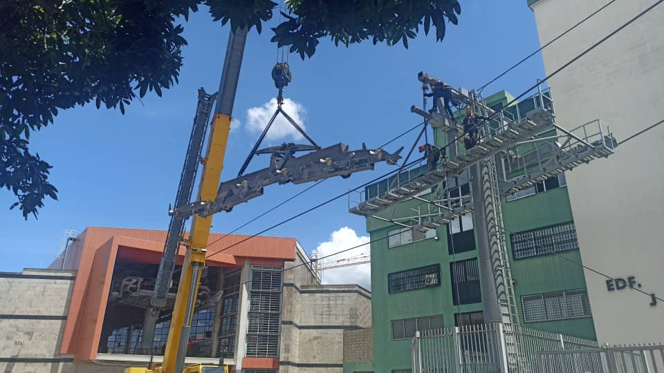 metro_caracas's tweet photo. #ElMetroRenace La clase trabajadora del @metro_caracas no se detiene y ejecuta las complejas labores de mantenimiento mayor a la torre 1 del  #MetroCable Mariche.

#ElMetroSeMueveContigo
@NicolasMaduro 
@delcyrodriguezv 
@rvaraguayan
@duboulayperozo 
@EdisonB25 
@sitramecaoficia https://t.co/wKaXb1Elk2