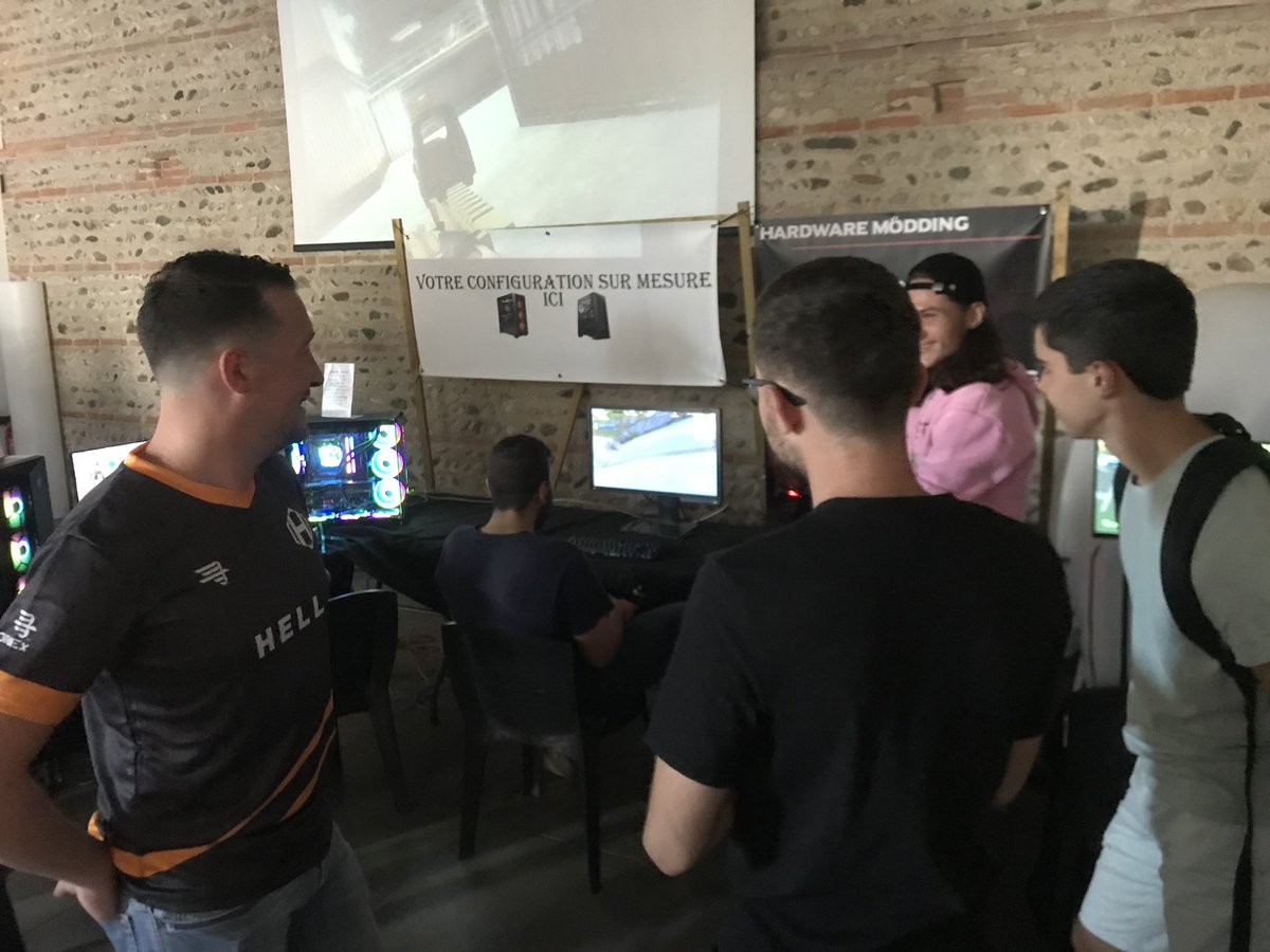 HellEsport's tweet photo. Le roi @snite16 au #Popcon de Toulouse aujourd’hui 🔥❤️ 
(Avec un super maillot 😏) https://t.co/IycOPFIJ6h