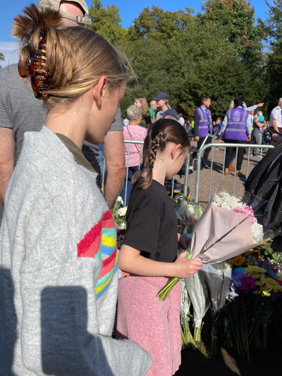 Frin80's tweet photo. @RoyalFamily Was such a lovely surprise to see the royals as we lay our flowers. Incredibly moving seeing all the hand written notes and pictures of Paddington bear 🐻 Thank you for you service Ma’am https://t.co/1EuJMobuc9