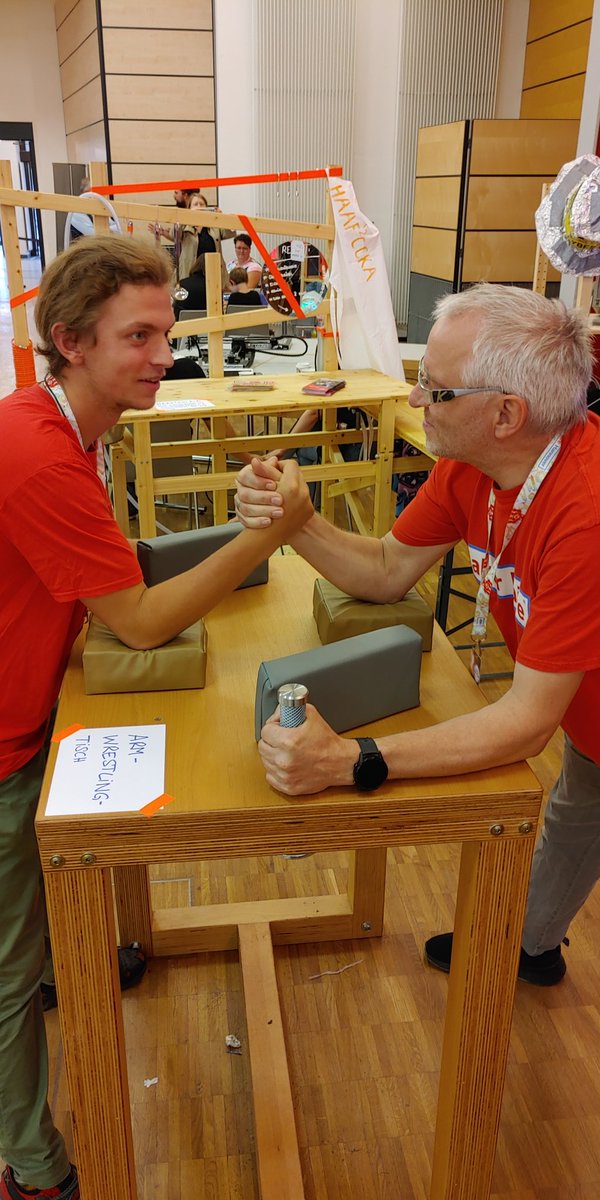 Der erste Tag der #makerfairehannover ist vorbei. Wir sind jetzt bereits über 600 Wölfe los und haben keine LEDs mehr. Es war ein anstrengender aber erfolgreicher Tag. Morgen dann mehr Projekte zeigen und Maker Space vorstellen.

#MakerFaireHannover #makerfaire