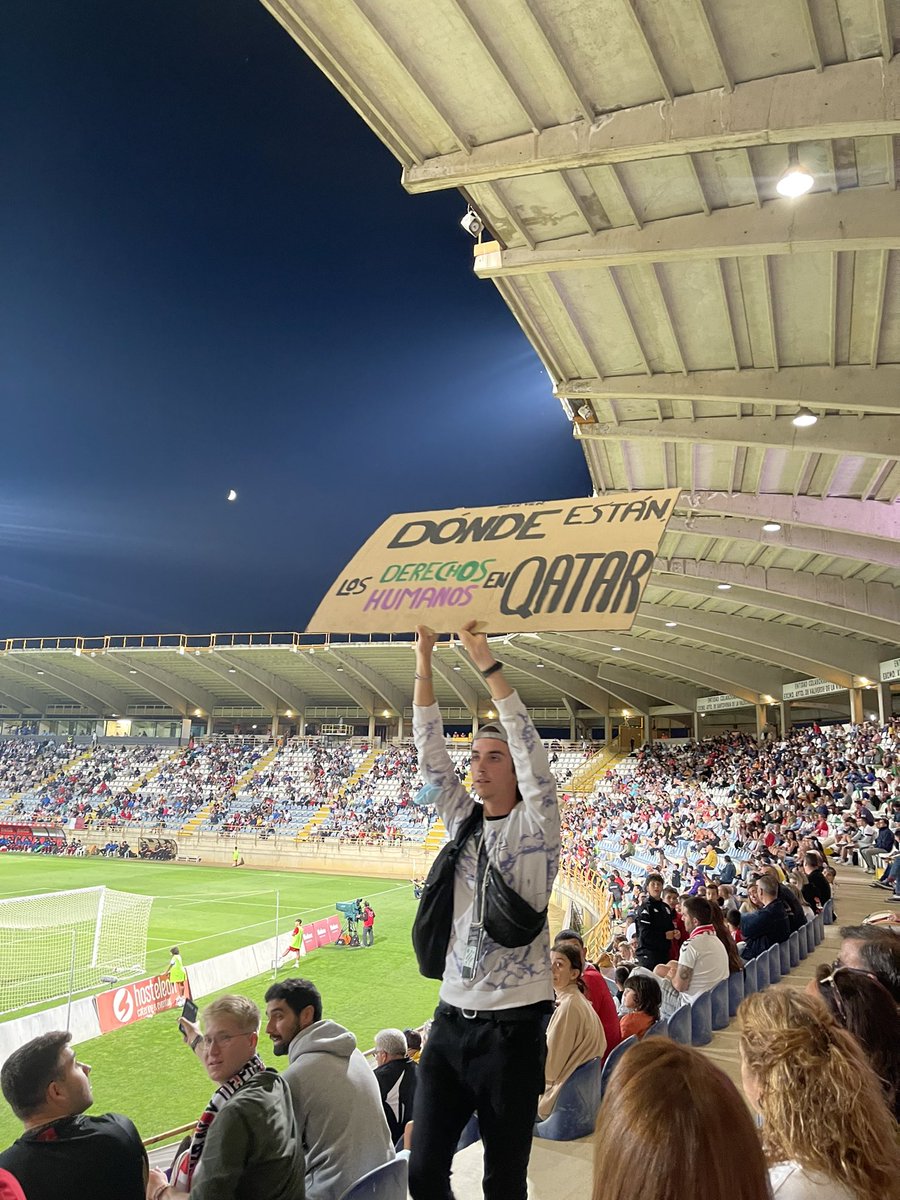 FonsiLoaiza's tweet photo. En Qatar han muerto 7.000 obreros construyendo estadios para el Mundial. El emirato de Qatar controla la Cultural y Deportiva Leonesa. Un aficionado ha llevado al estadio Reino de León esta pancarta por los derechos humanos. La han retirado. La "libertad de expresión" en España. https://t.co/8xZHw8PB6R