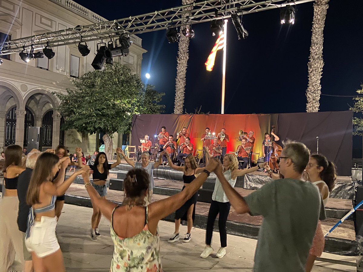 A la plaça de l’Ajuntament es formen les primeres rotllanes de la ballada de sardanes amb la <a href="/coblasabadell/">La Sabadell</a> #DiadaVdM