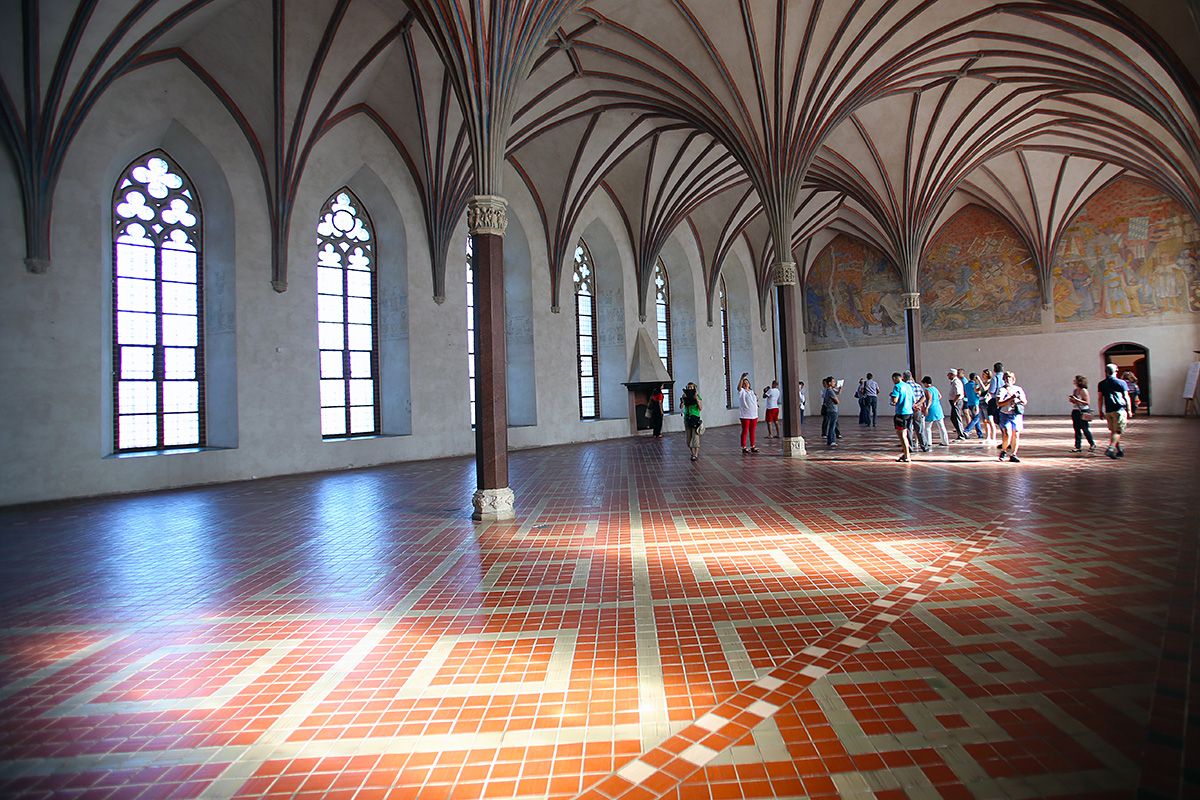 Ingenuity of medieval people is underestimated!

Reminder that in 15th century the Teutonic Knights were able to heat this large hall in Marienburg castle from 6°C to 22.5°C in just 20 minutes.

They used an elaborate hypocaust heating system!

Find out how! Short thread.🧵