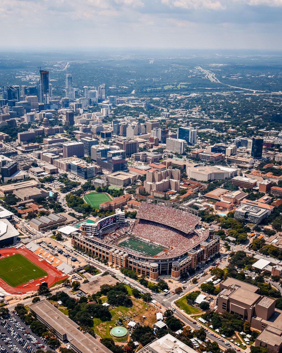 TexasLonghorns's tweet photo. Longhorn Nation, y'all were amazing. See y'all next week 🤘

#HookEm https://t.co/l0Pw0exJCt