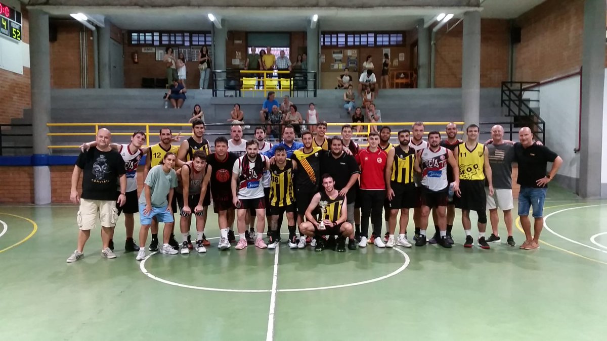 100MossenVidal's tweet photo. Amb motiu del #CentenariMossènVidal s'ha celebrat el torneig Mn. Josep M. Vidal i Aunós amb un partit de bàsquet entre els seniors masculí SE. Sant Medir i BC Tecla Sala, partit que han guanyat els anfitrions per un resultat de 56 a 52.
10/9/2022 a les 18h https://t.co/y6N55oVgCp