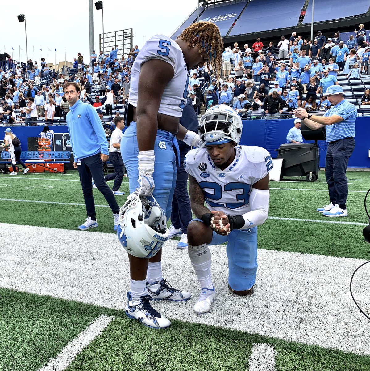 LeePaceTweet's tweet photo. After Ga. State staged a 25-0 run on Carolina, @PowerEchols (23) pulled the entire defense around him and delivered an impassioned talk that he concluded, “We will STILL win this football game.” Indeed, defense forced 4 straight punts & Tar Heels survived, 35-28. https://t.co/zqaSWDvdJu