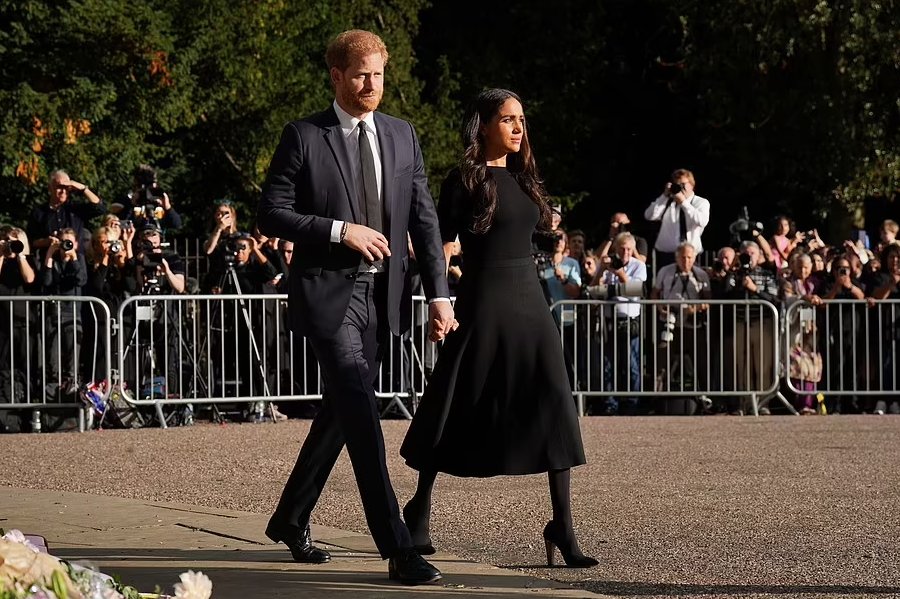 TigTagXX_nikita's tweet image. is it the &quot;goodbye walk&quot;?? 🤞🤞🤞 #HarryandMegan #GoHomeMeghanandHarry