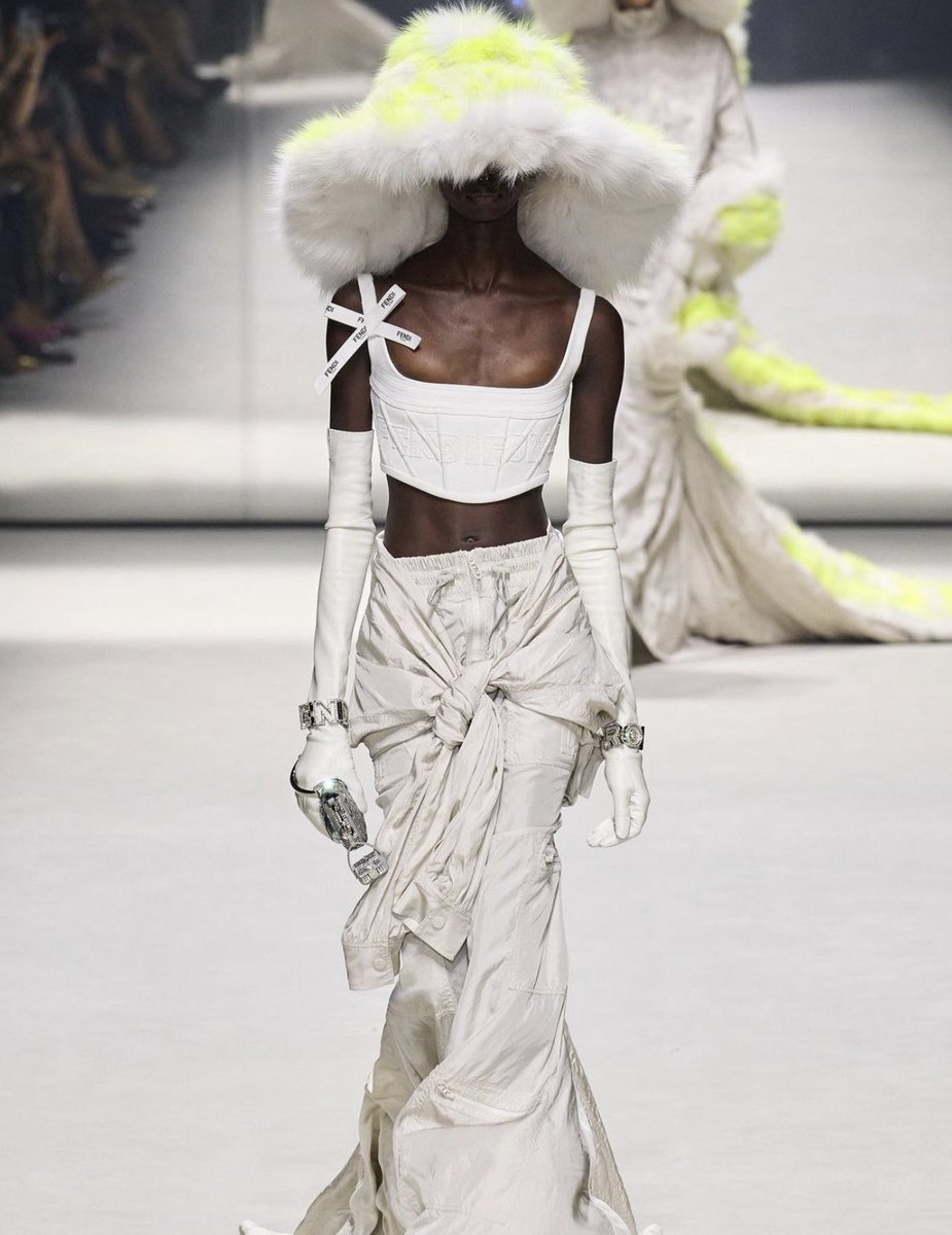 StreetFashion01's tweet photo. Fendi x Marc Jacobs Resort 2023!🖤 https://t.co/oqMME8vnzN