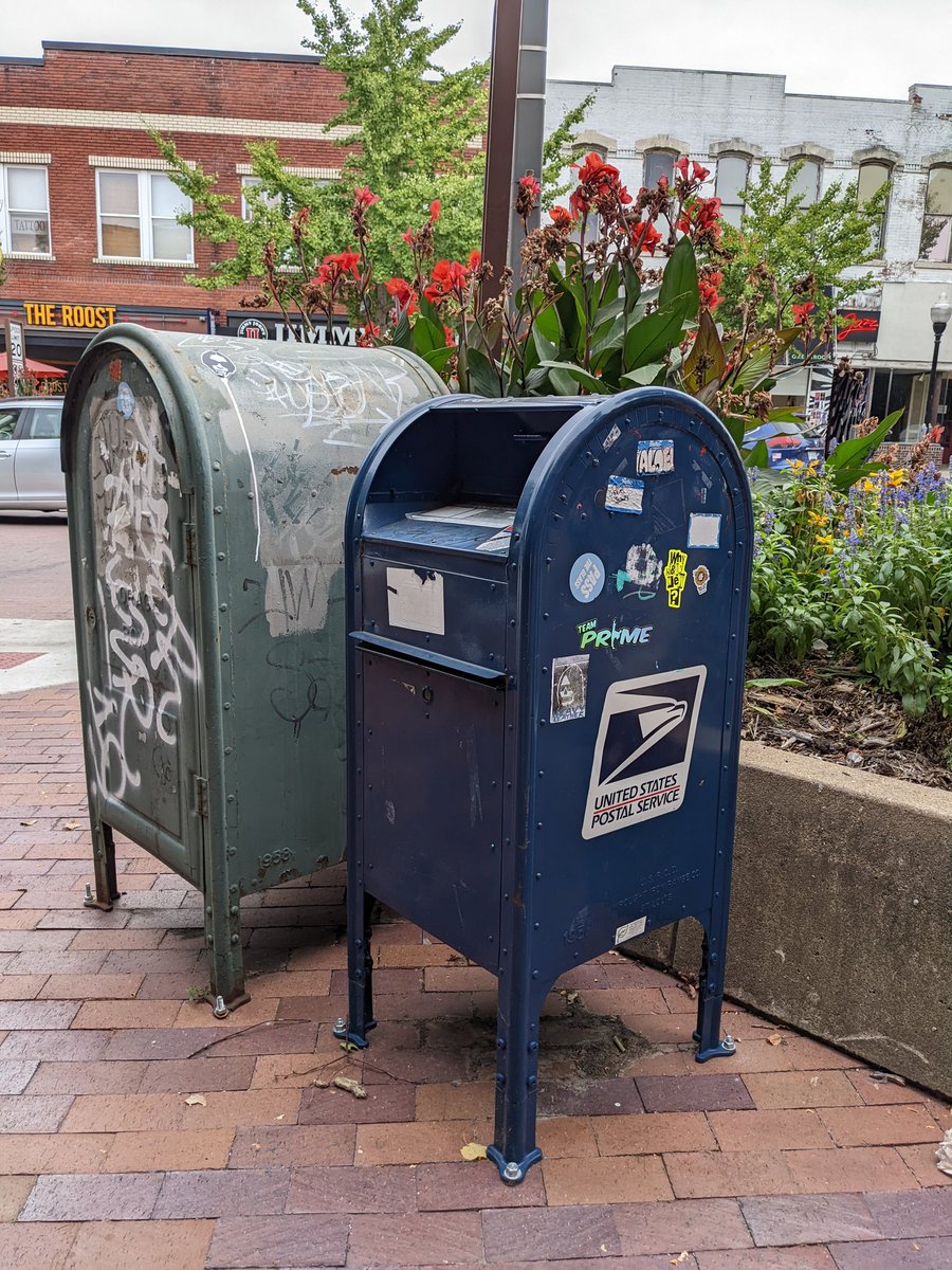 USOwlPost's tweet photo. Mail box and relay box in Lawrence, Kansas for #postboxsaturday #RelationshipGoals https://t.co/7clahD4XrE