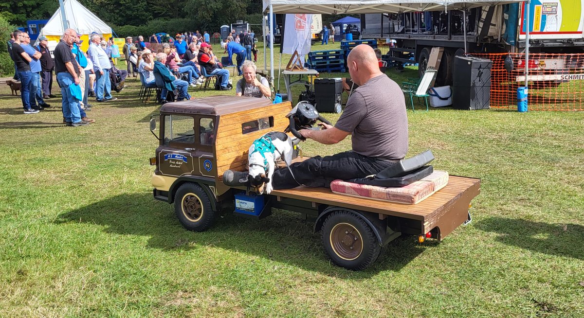 ClubEnthusiasts's tweet photo. And finally at Malpas, I think there is something wrong with my camera! This is brilliant – I could do with this as a company vehicle to get around shows!
#Bedford #MiniTK https://t.co/gR6KdoZIWm