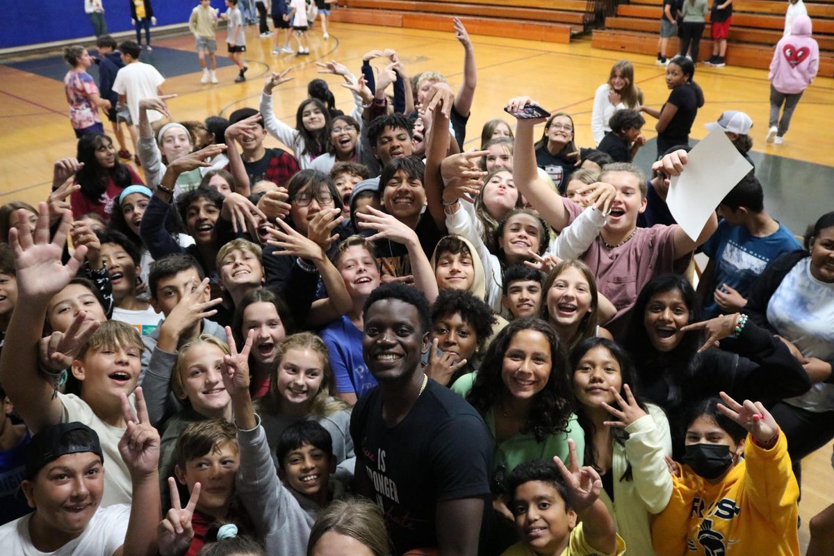 Thank you @Andy_DuRoss and <a href="/D54schools/">School District 54</a> for bringing <a href="/csingleton__2/">Chris Singleton</a> to speak to our Ss. The message was powerful and will be reflected on often throughout the school year. Kindness keeps us going!
