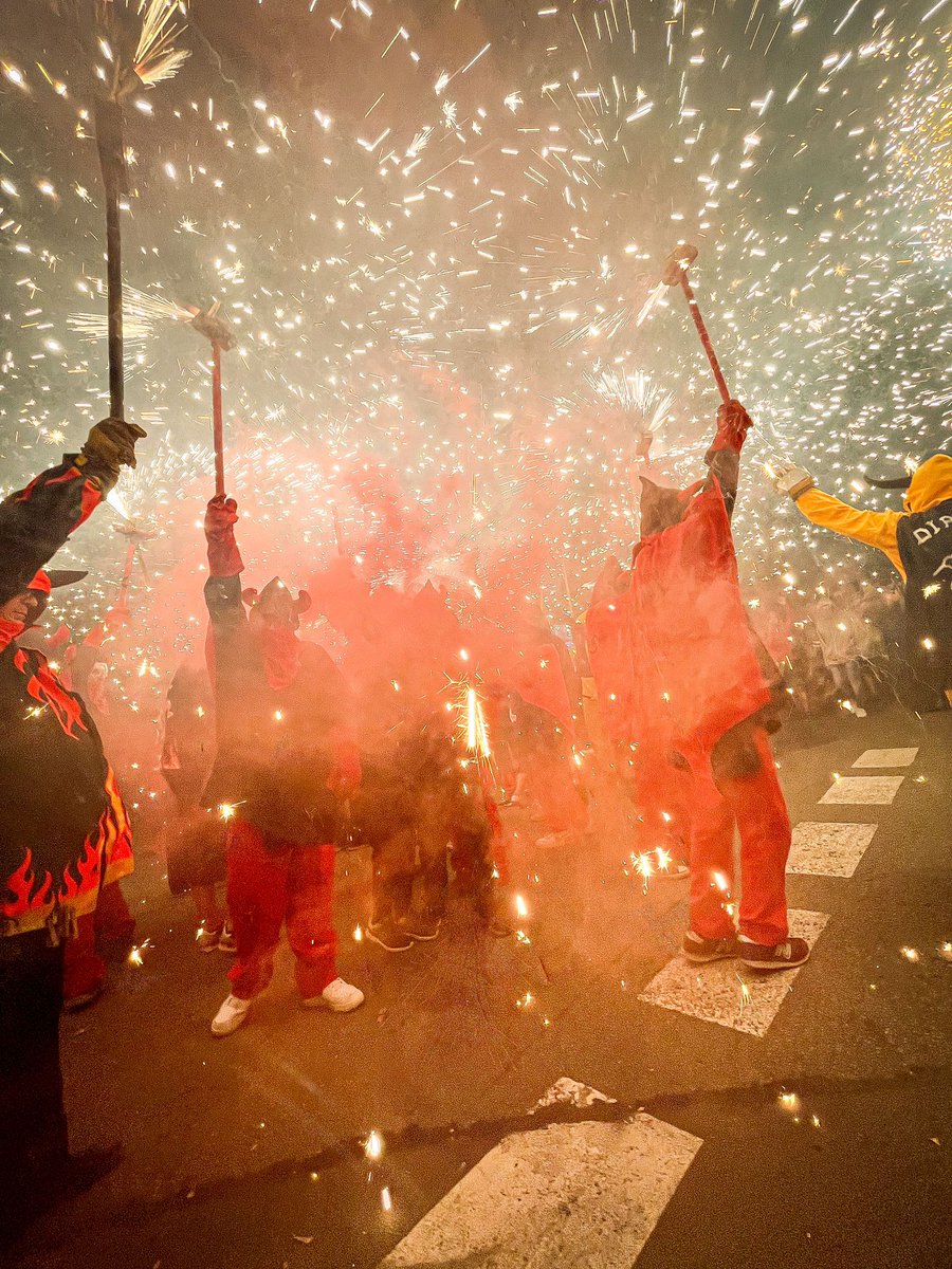 kapaoltis's tweet photo. #correfoc #diables #SantAdrià #FMSAB2022 #festamajorSAB #culturapopular @TronadaSAB https://t.co/NzkEAFPuFz