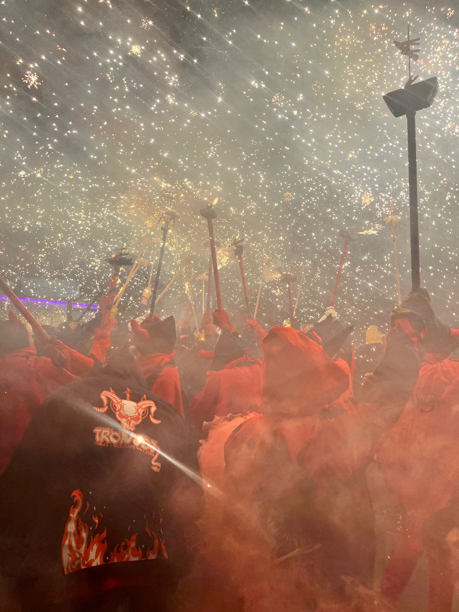 kapaoltis's tweet photo. #correfoc #diables #SantAdrià #FMSAB2022 #festamajorSAB #culturapopular @TronadaSAB https://t.co/NzkEAFPuFz