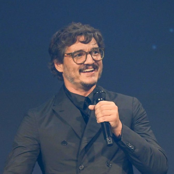 Pedro Pascal no palco da #D23Expo no painel de The Mandalorian