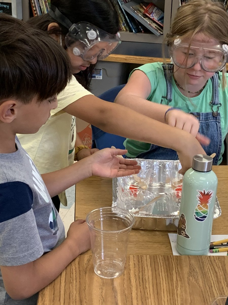 Westbriar_AAP's tweet photo. 4th graders experiment with the effects of water, baking soda water, salt water, and vinegar on gummy bears to learn about the scientific method.
#Steam #STEM #StemEducation #teamwork #scienticmethod #experiment #handsonlearning https://t.co/yGz7vNK7VZ