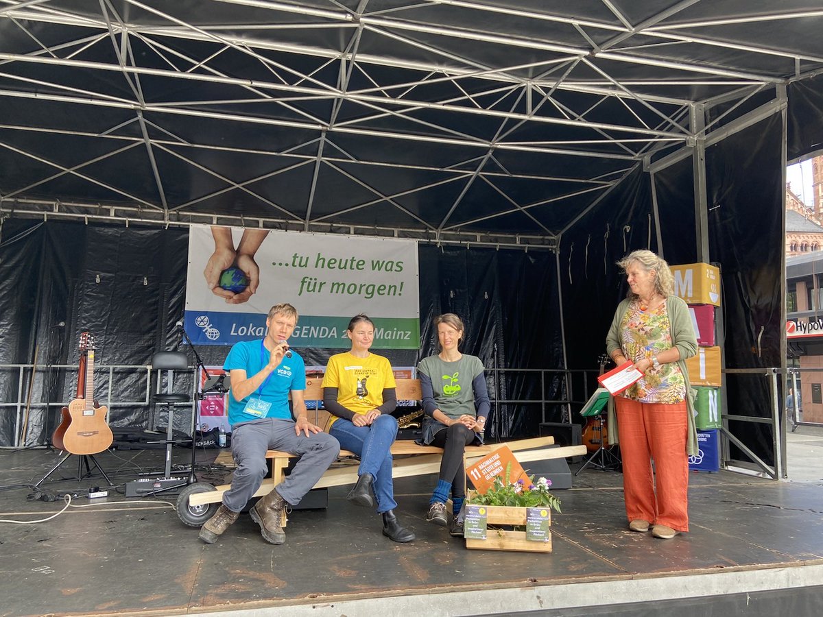 LWeissweiler's tweet photo. Schönes warm up für den PARK(ing) Day Mainz auf dem Sonnenmarkt. So schön mit so vielen Mitstreiter:innen, wie hier von #MainzZero und VCD gemeinsam für die #Verkehrswende anzutreten. https://t.co/eqRDwZQd3N