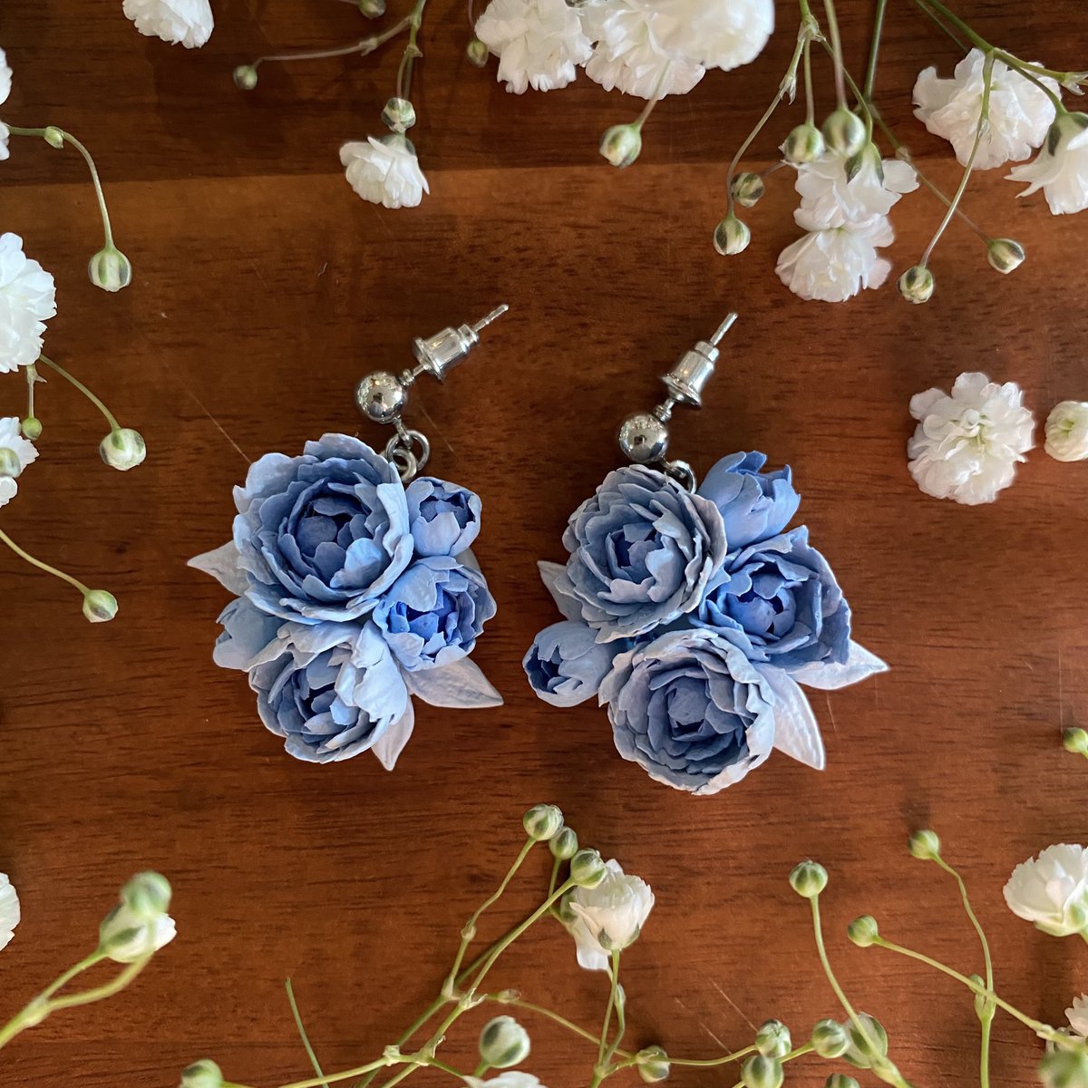 i haven’t had the chance to post in a while but during my hiatus i had the absolute pleasure of crafting these custom blue peony earrings. i can’t wait to share what else i’ve been working on! 🤍