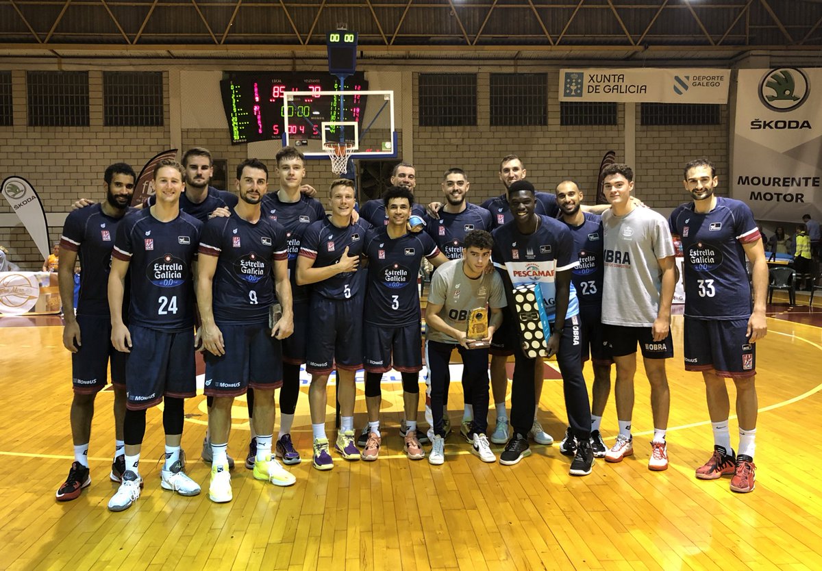 OBRADOIROCAB's tweet photo. Con toda a ilusión do mundo, volvemos para Compostela co trofeo de Campións do @ADC_EncestaRias 🔥

Infinitas grazas a toda a afección que nos apoiou en Fontecarmoa estes dous días 💙

#HaiQueSentilo #SomosObra https://t.co/2NnloElh9r