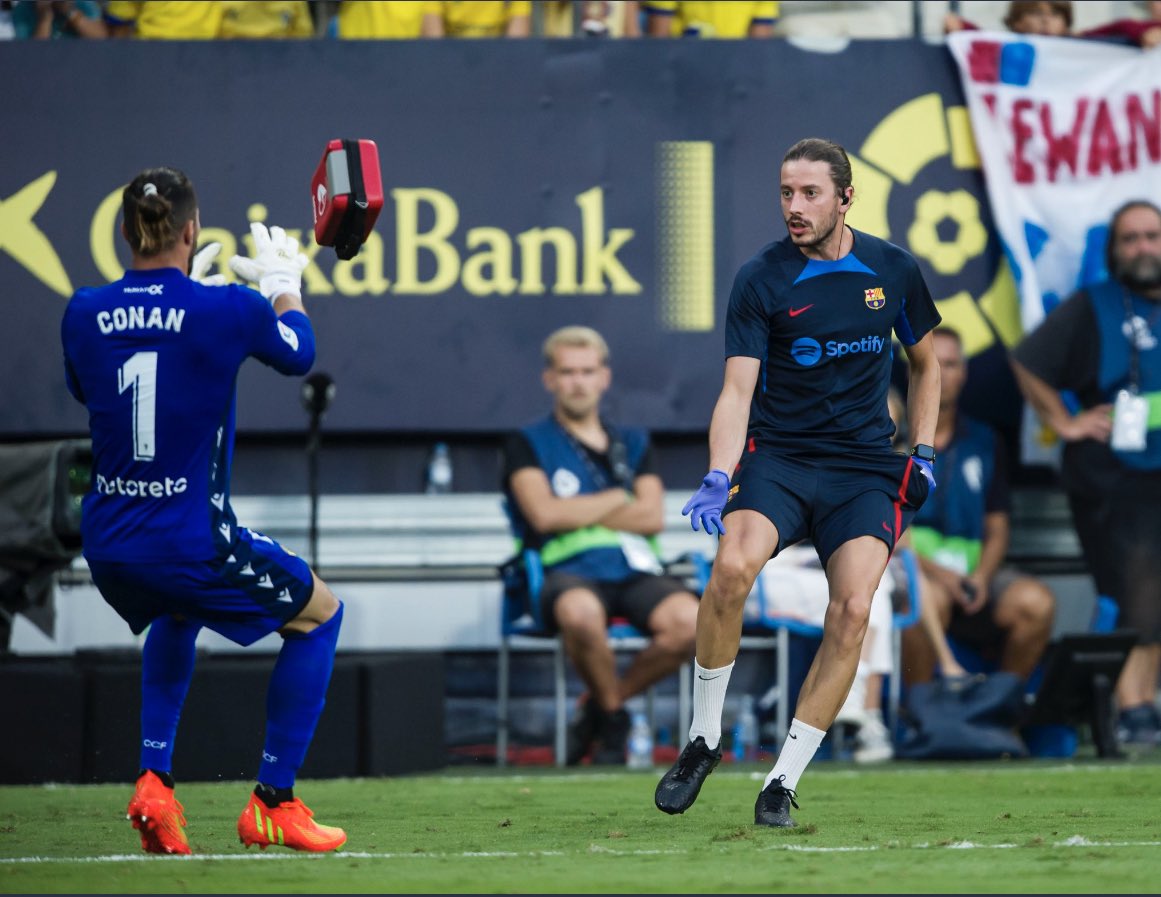 _MiguelChamorro's tweet photo. La imagen de @LaLiga. El futbol, como la vida misma, va de personas y seres humanos. Aunque algunos quieran darle otra importancia... https://t.co/awofMZarsl
