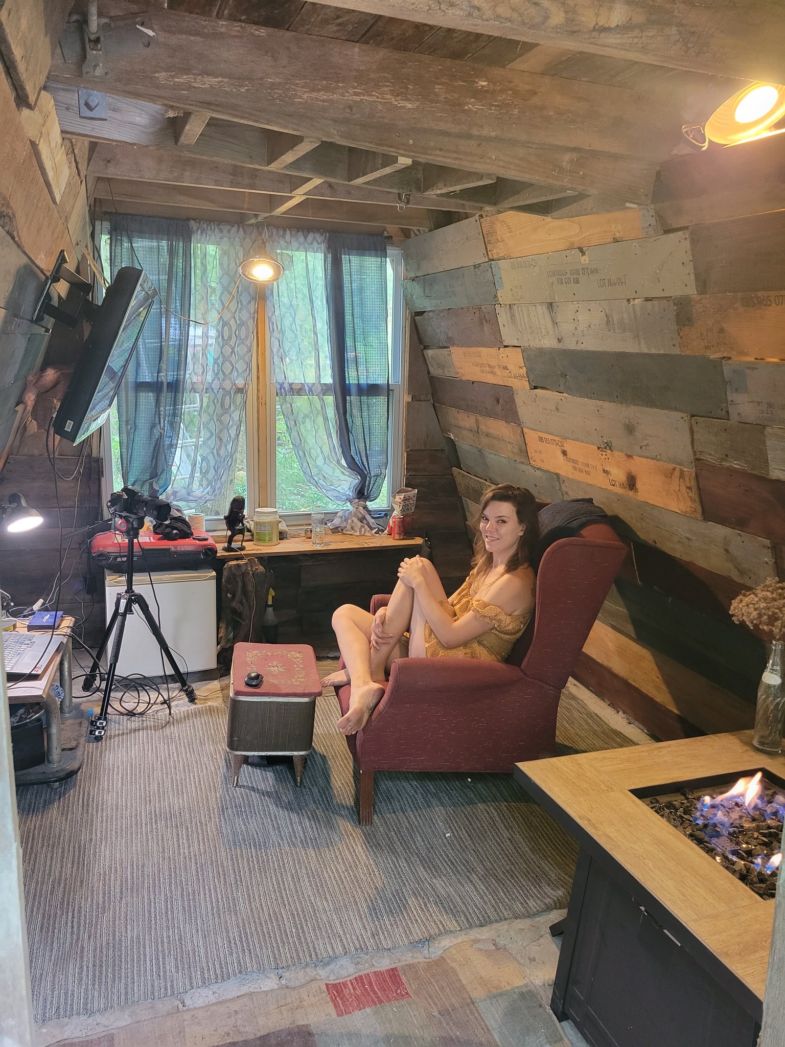A few home touches to the cabin and it's starting to shape up into a very cozy little spot!! Should be done just in time to enjoy watching the leaves change and snow fall in comfort!! (And hunting) https://t.co/F1akXka1Ec