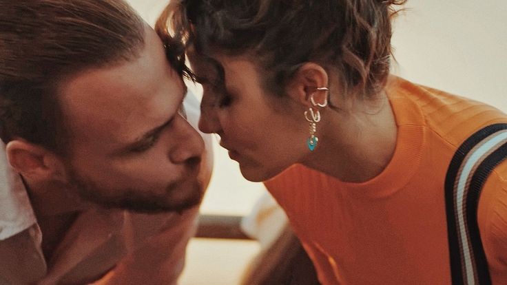 Antonel57727969's tweet photo. Il bacio 
#SenCalKapimi8M https://t.co/QNSkJ0Kpy8