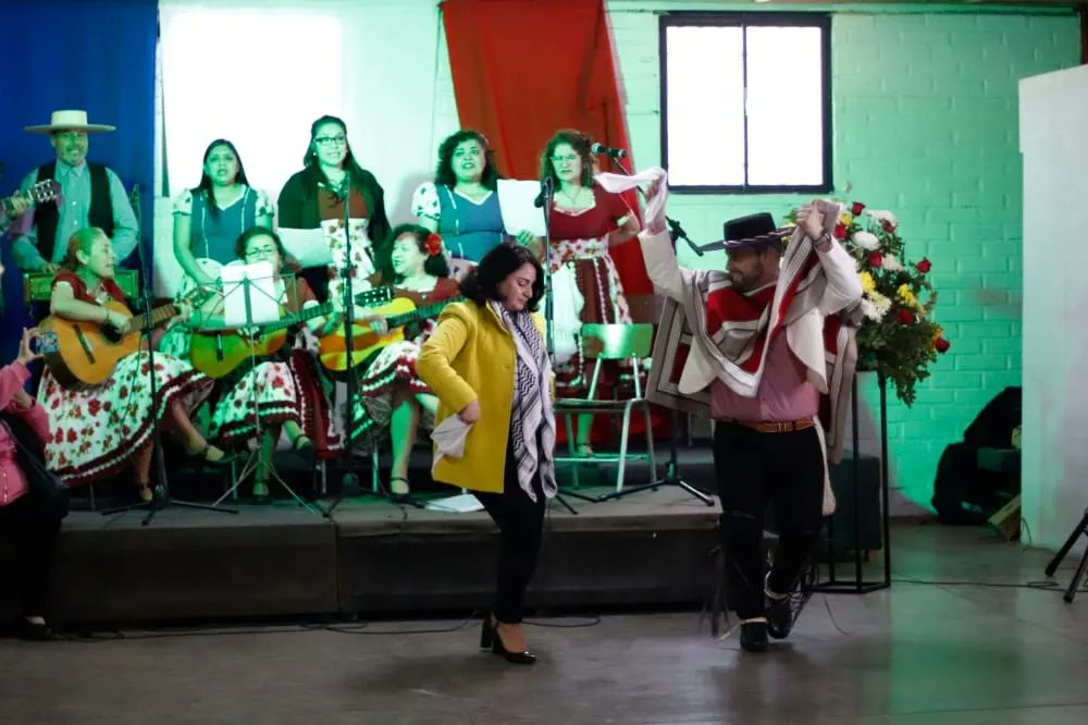 facuse_lorena's tweet photo. Esta mañana desarrollamos el tradicional Te Deum Ecuménico 2022 “Acción de Gracias por Chile”, en la Capilla Jesús Agua Viva 🙏 Una iniciativa conjunta del Municipio y la Iglesia, por la unión y la Patria, que finalizó con un esquinazo a cargo del grupo folclórico Casamar ❤️ https://t.co/zPv2cR3FOK