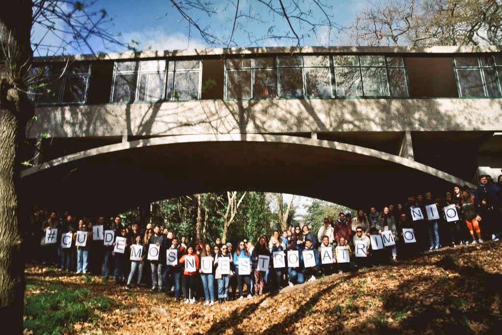 alejandrocsome's tweet photo. Discúlpame si llenamos cuatro colectivos y recorrimos siete obras de Arquitectura marplatense con 200 estudiantes, docentes y personas que no eran arquitectas durante cinco horas, pero así es la Arquitectura Champagne.
#CuidemosNuestroPatrimonio https://t.co/DV1Daum9Um