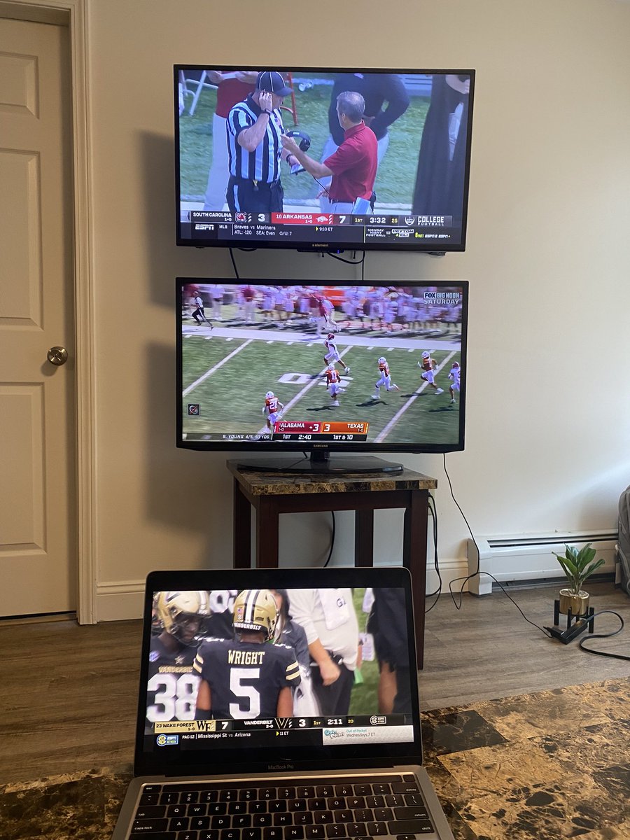 TimmyKal12's tweet photo. I know today’s #SaturdaySetup is weak but I’m at my girlfriend’s place (ew Tim). Could be way worse but I’ll call it a 5.9 https://t.co/HBzSJQwCHS