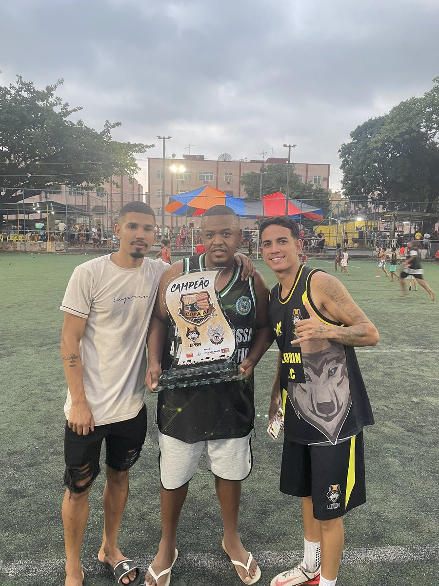 pedro_mariins's tweet photo. Quando esses dois caras ME CHAMARAM pra fechar com eles na #Luprin, eu vim na intenção de ganhar títulos. Só não sabia que seria no primeiro campeonato que disputaríamos juntos.
Vale lembrar que NEM SEMPRE o Tiro é certo! Às vezes ele sai pela culatra.
Tô no bagulho! 🏆⚽️🥇 https://t.co/dCqhvpV3mU