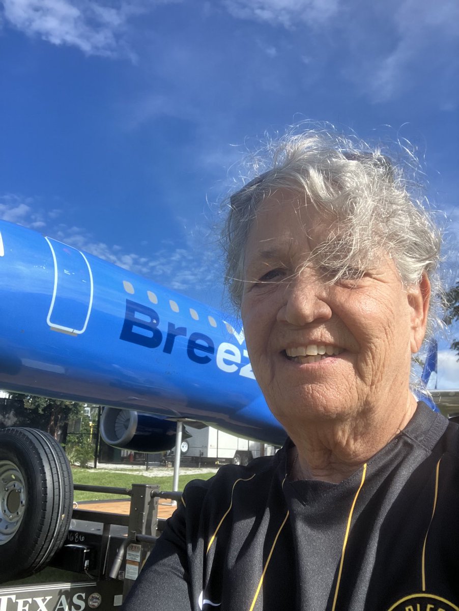 bobbi_bees's tweet photo. #BreezeBirdGiveaway ⁦@Chas_Battery⁩ ⁦@BreezeAirways⁩    Bees need to fly. https://t.co/Rn5qe6kD0x