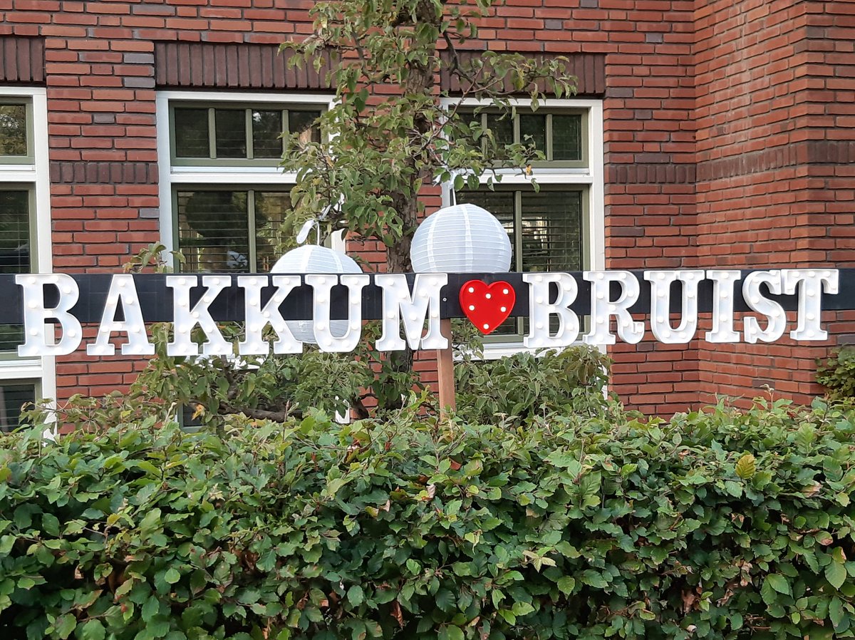 Wat een heerlijke avond in #Bakkum #Castricum Genieten van de gezellige, versierde straten!