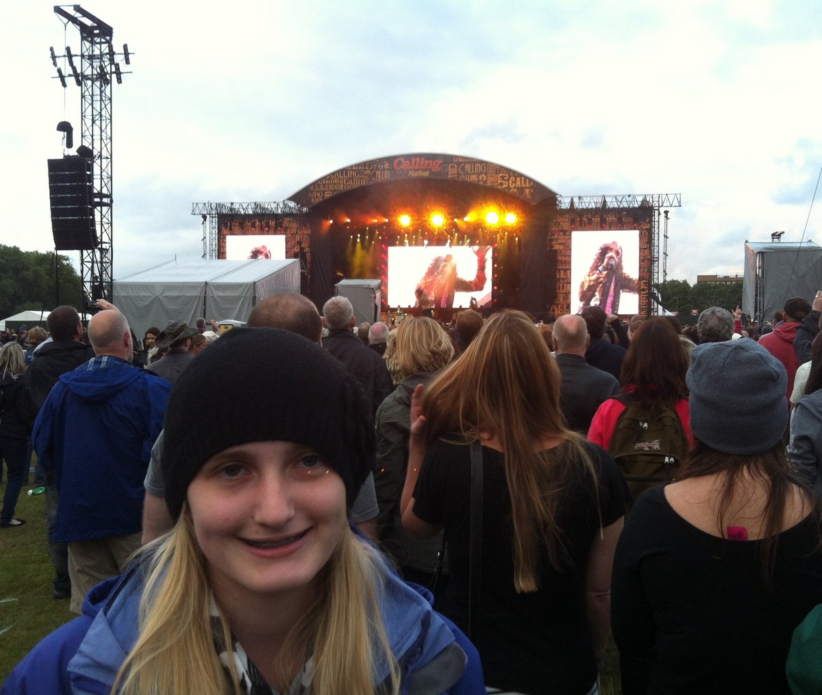 afewmilesmore's tweet photo. Just a few of many favourite #Top4Fun days out in the UK with our daughter, for this week's #Top4Theme.
โ๏ธ a 'blonde moment' joke shared out #walking
โ๏ธ penguin time @Longleat
โ๏ธ an @Aerosmith concert with Mum and Dad
โ๏ธ winter wave dodging with her boyfriend, #Devon https://t.co/CTFkOuVk7R