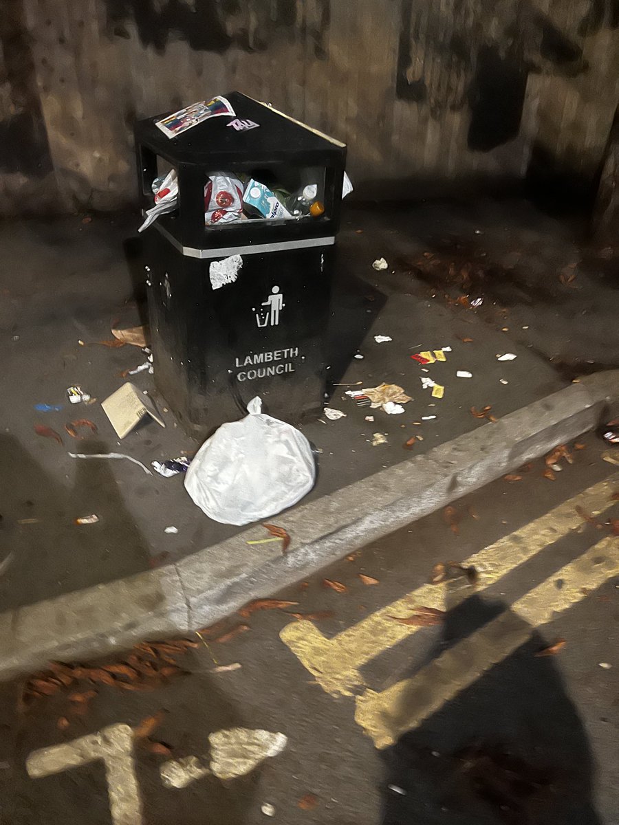krushgroover1's tweet photo. Why do I pay taxes ⁦@LambethSE⁩  our streets look like shite  #dosomething  #lambethcouncil https://t.co/WqRXAbpfXa