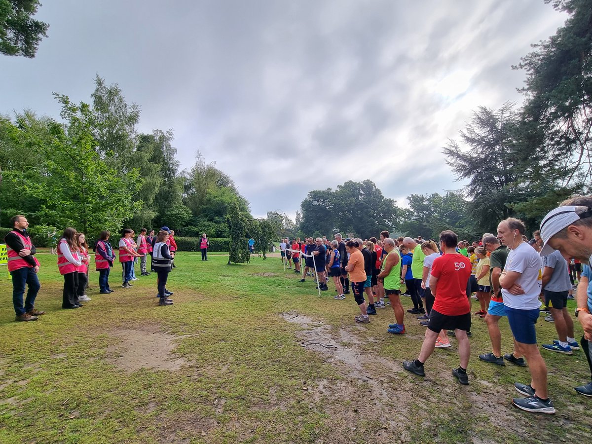 And one final picture of our minute of silence in tribute to HM Queen Elizabeth II 
#QueenElizabethII #parkrun #DunorlanPark #TunbridgeWells