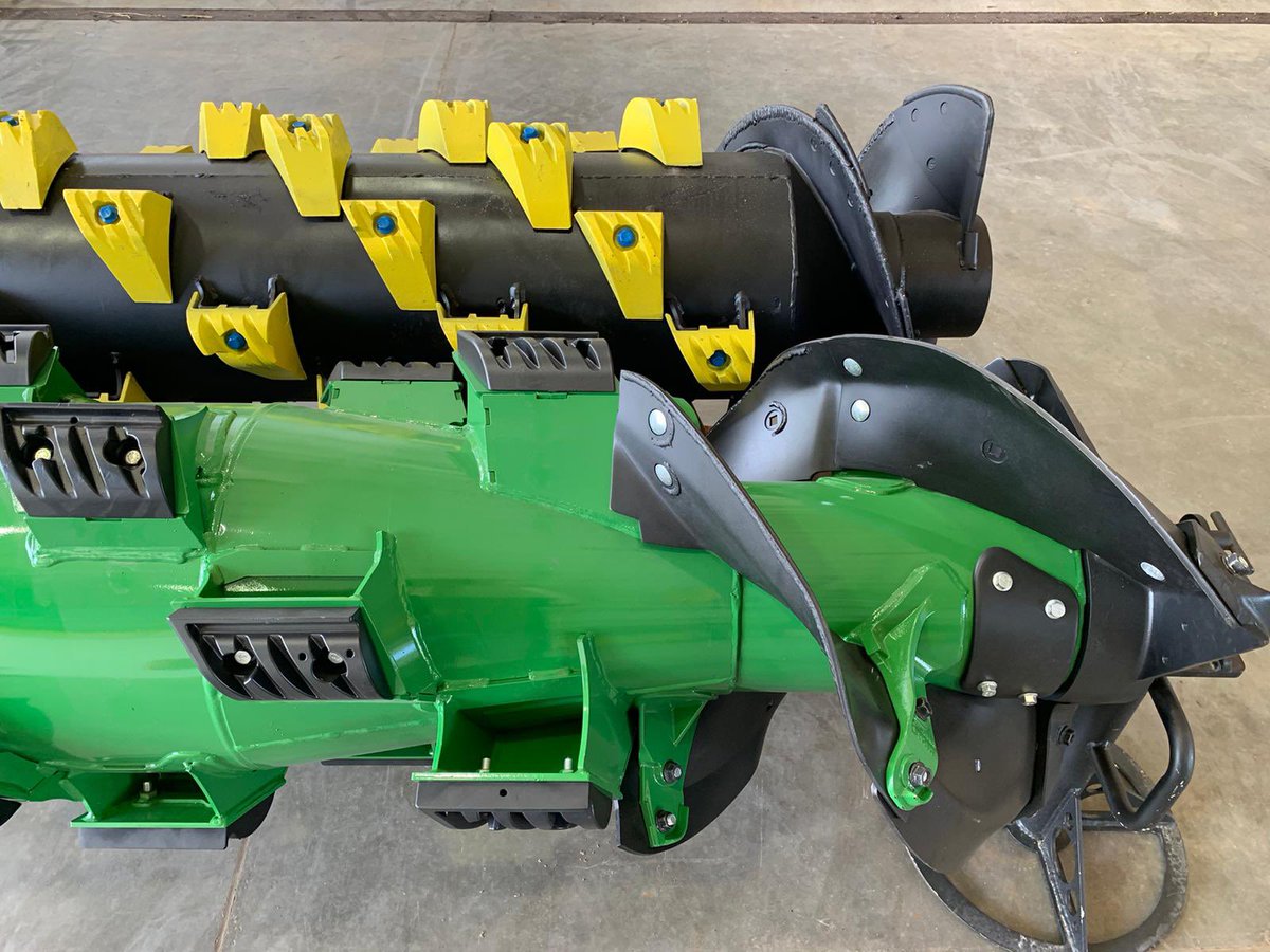 MikeRudy3's tweet photo. @BrendanReinhei1 @CameronHild @JohnDeere This is Deere and New Holland side by side just to show there is a little difference between the two machines. https://t.co/kGLFsdARhb