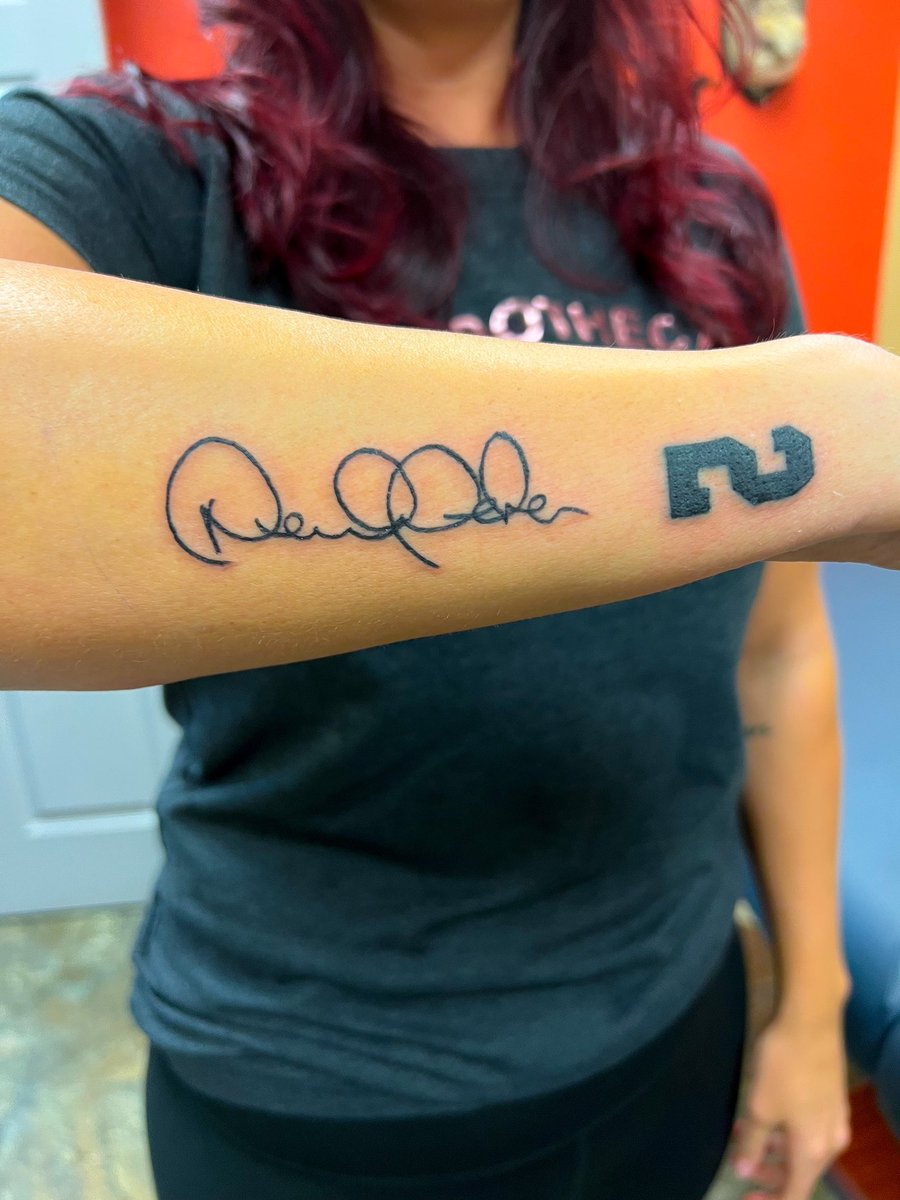 _CallMeJamie's tweet photo. I added Derek Jeterโs signature under his number on my arm and Iโm OBSESSED WITH HOW GOOD IT LOOKS๐๐๐๐๐๐ผ
@derekjeter I miss you come back to the Yankees please.
#repbx #pinstripepride #teamJeter https://t.co/1rWCVTH5Yy