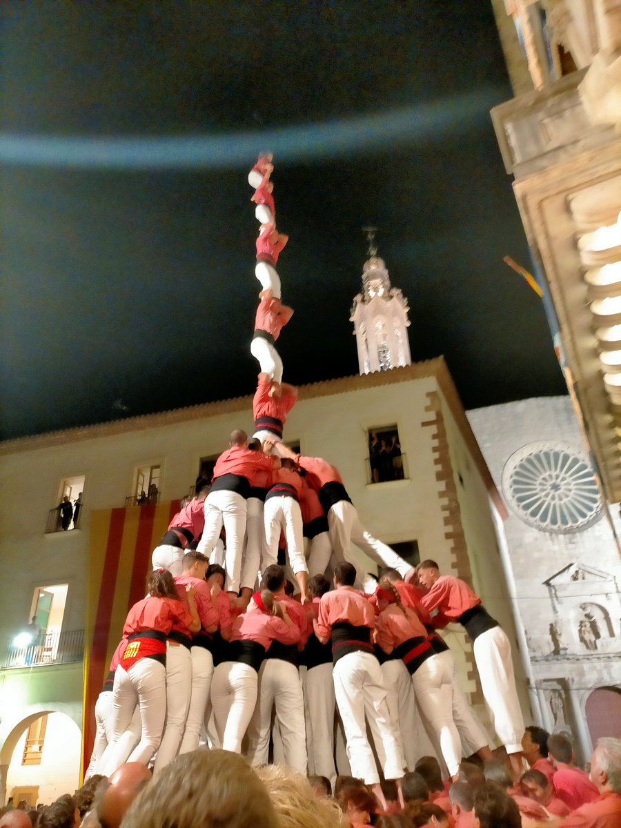 collavella's tweet image. A la ronda de pilars hem descarregat el pilar de 8 amb folre i manilles.
#castellers #castells