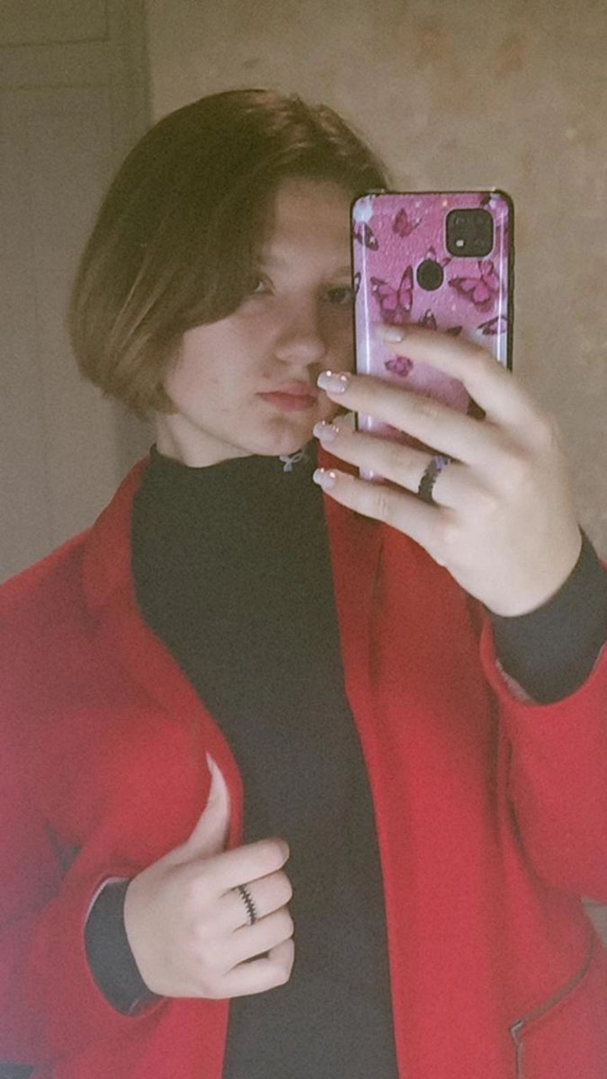 30CuriOsity12's tweet photo. Меня тут всё забыли да? Лето прошло.. начало учебы.. это так трудно.. моральное состояние ужасное.. но зато у меня новая стрижка) а с понедельника начало студенткой жизни 🤧 и до моего Намджунчика😭💜 https://t.co/0QUTiHtjgk