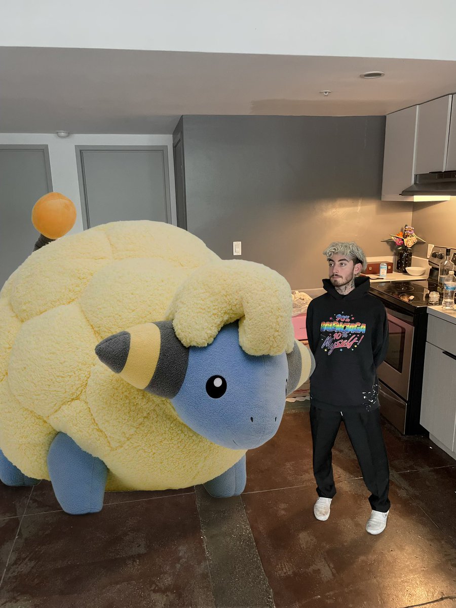 SavageGasp's tweet image. saw my son for the first time in 5 years. he’s so grown 🥺