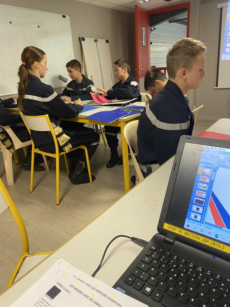 Camille__Bonnin's tweet photo. 10/09
En ce deuxième samedi de la rentrée les cours ont repris pour nos jeunes 🚒 
Au programme :
- Nos petits nouveaux JSP 1 : Cours sur les grades 
- JSP 2 : Établissement de l’échelle à coulisse 
- JSP 3/4 : Révisions secourisme 🧑🏼‍🚒 
Et deuxième partie de la matinée ICP  🏋🏼‍♀️ https://t.co/w3fAuEcKiw