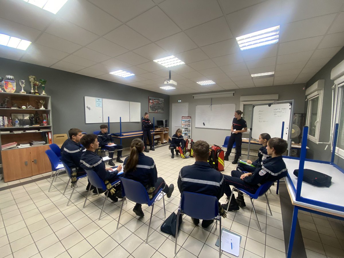 Camille__Bonnin's tweet photo. 10/09
En ce deuxième samedi de la rentrée les cours ont repris pour nos jeunes 🚒 
Au programme :
- Nos petits nouveaux JSP 1 : Cours sur les grades 
- JSP 2 : Établissement de l’échelle à coulisse 
- JSP 3/4 : Révisions secourisme 🧑🏼‍🚒 
Et deuxième partie de la matinée ICP  🏋🏼‍♀️ https://t.co/w3fAuEcKiw