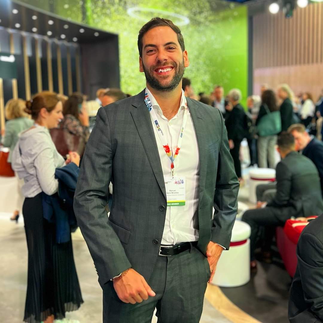 ManuelSelvi's tweet photo. Thrilled to be back to #ESMO22 in person 😄 So exciting to meet with friends, colleagues and investigators at the European Society of Medical Oncology https://t.co/OpQ1YB4wNa