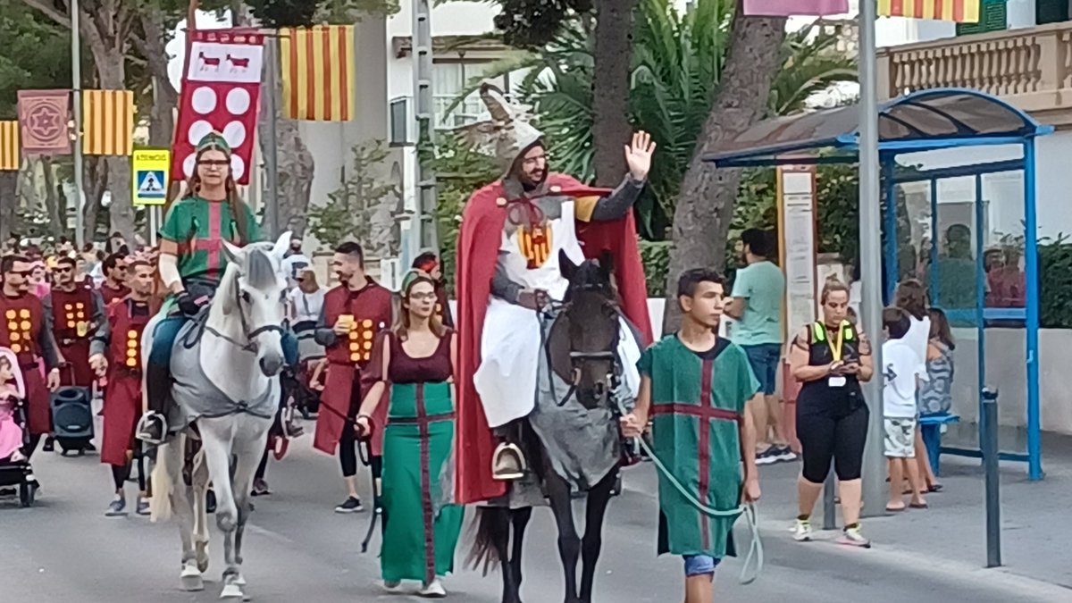 _Calvia's tweet photo. 🤩Les Festes del rei En Jaume arriben a la seva recta final.
La desfilada de moros i cristians i les batalles han creat una gran expectació i han tornat a omplir d'alegria i color els carrers de Santa Ponça.
Quin goig, gràcies a tothom, tornar a recuperar l'ànima de les #FREJ‼️ https://t.co/waNUQJBffd