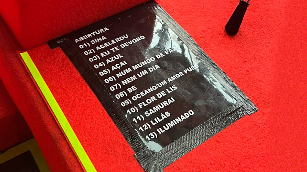 vaidesmaiar's tweet image. Só hit! É ele demais, mores! Faltou Boa Noite, que amo muito #DjavanNoMultishow