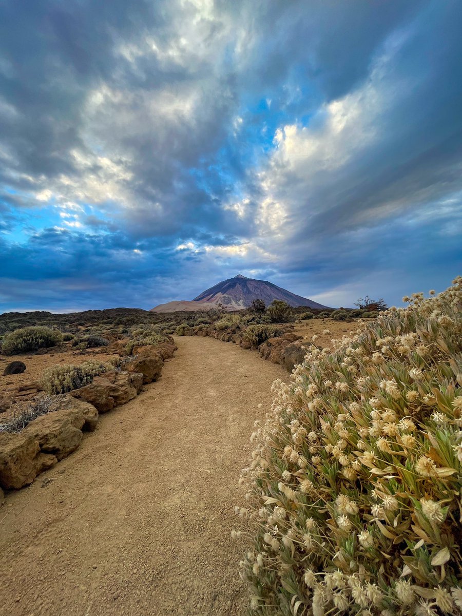 Senderos con historia. Recorrer las entrañas del Parque Nacional del Teide es una sensación fantástica, pues cada rincón conserva la historia desde su creación. Una gran experiencia en la que  se es consciente de la importancia de conservar nuestro patrimonio y naturaleza.
