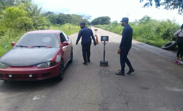 poliguarico15's tweet photo. #10Sep|| Continúa el despliegue de seguridad a la altura del Km18 del Mpio. Miranda, realizando labores de chequeos de vehículos y personas, que transitan por ese tramo vial a los fines de garantizar la paz y tranquilidad de la ciudadanía.
#CCP3
#PotenciaMoralYPolítica https://t.co/2UOkP49DUE