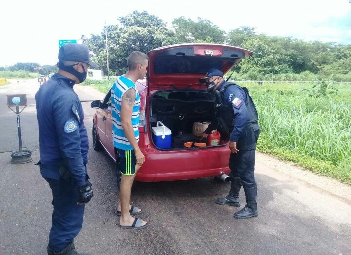 poliguarico15's tweet photo. #10Sep|| Continúa el despliegue de seguridad a la altura del Km18 del Mpio. Miranda, realizando labores de chequeos de vehículos y personas, que transitan por ese tramo vial a los fines de garantizar la paz y tranquilidad de la ciudadanía.
#CCP3
#PotenciaMoralYPolítica https://t.co/2UOkP49DUE