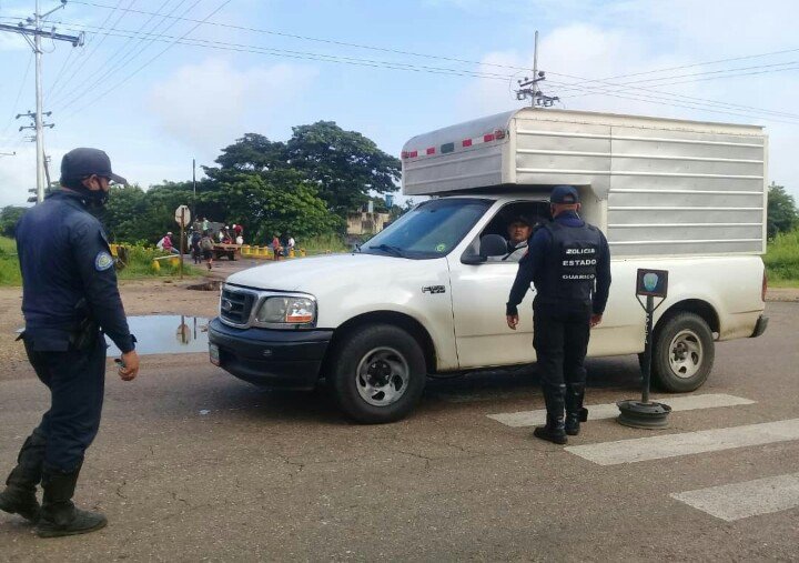 poliguarico15's tweet photo. #10Sep|| Continúa el despliegue de seguridad a la altura del Km18 del Mpio. Miranda, realizando labores de chequeos de vehículos y personas, que transitan por ese tramo vial a los fines de garantizar la paz y tranquilidad de la ciudadanía.
#CCP3
#PotenciaMoralYPolítica https://t.co/2UOkP49DUE
